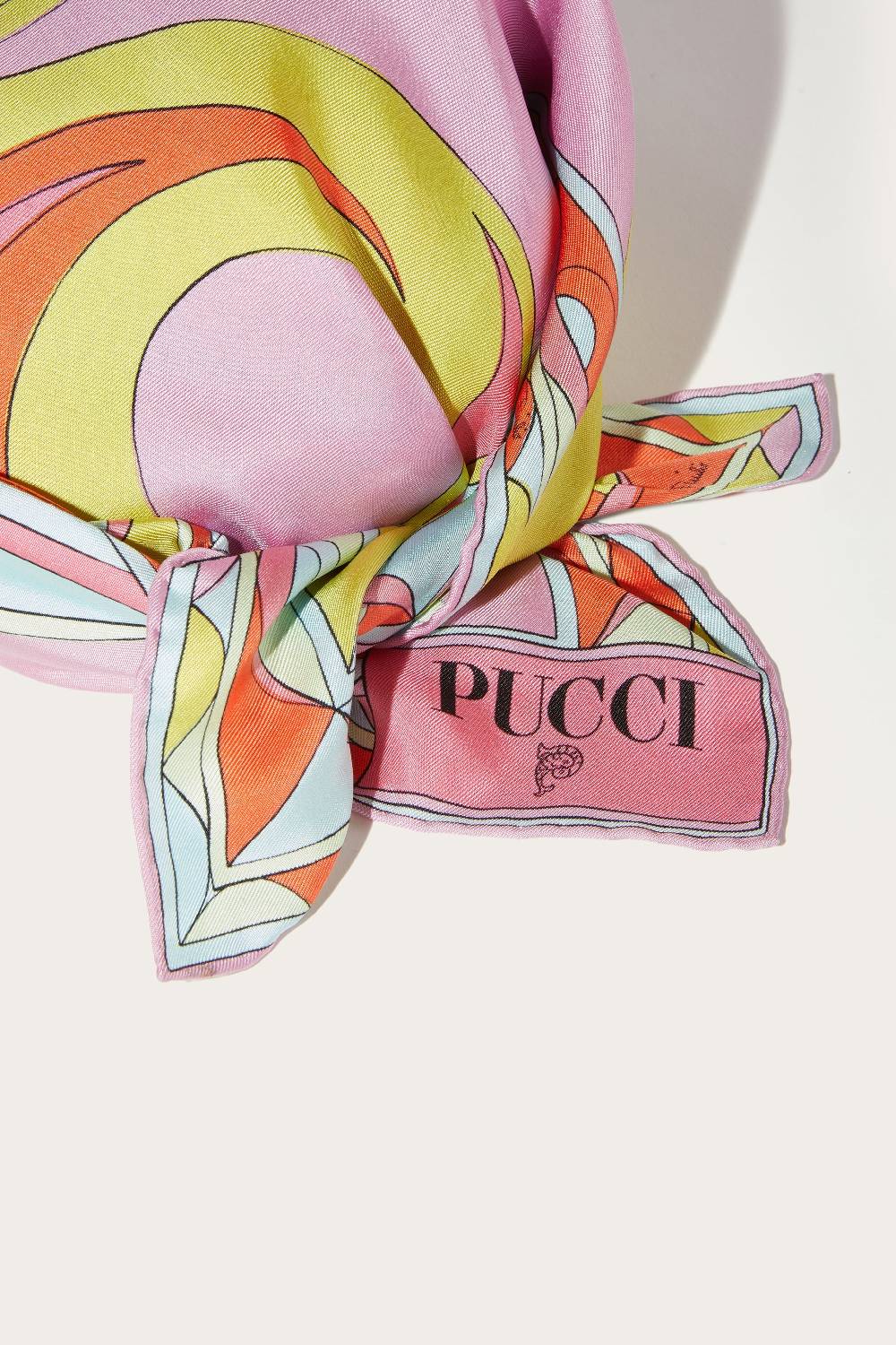 Pucci Cappello in seta con stampe Cigni e Iride Esporta salva
