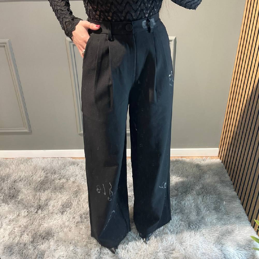 Lovely Sisters Pantalone painting In Linea