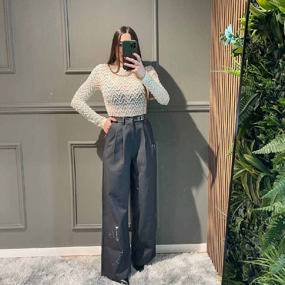 Lovely Sisters Pantalone painting In Linea