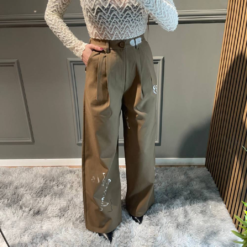 Lovely Sisters Pantalone painting In Linea